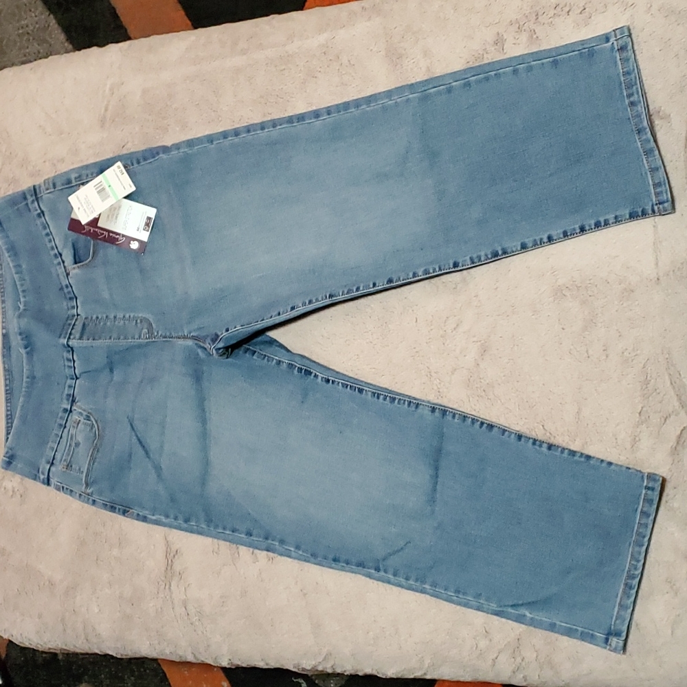 NWT size 8 Capri Gloria Vanderbilt Amanda super  stretch